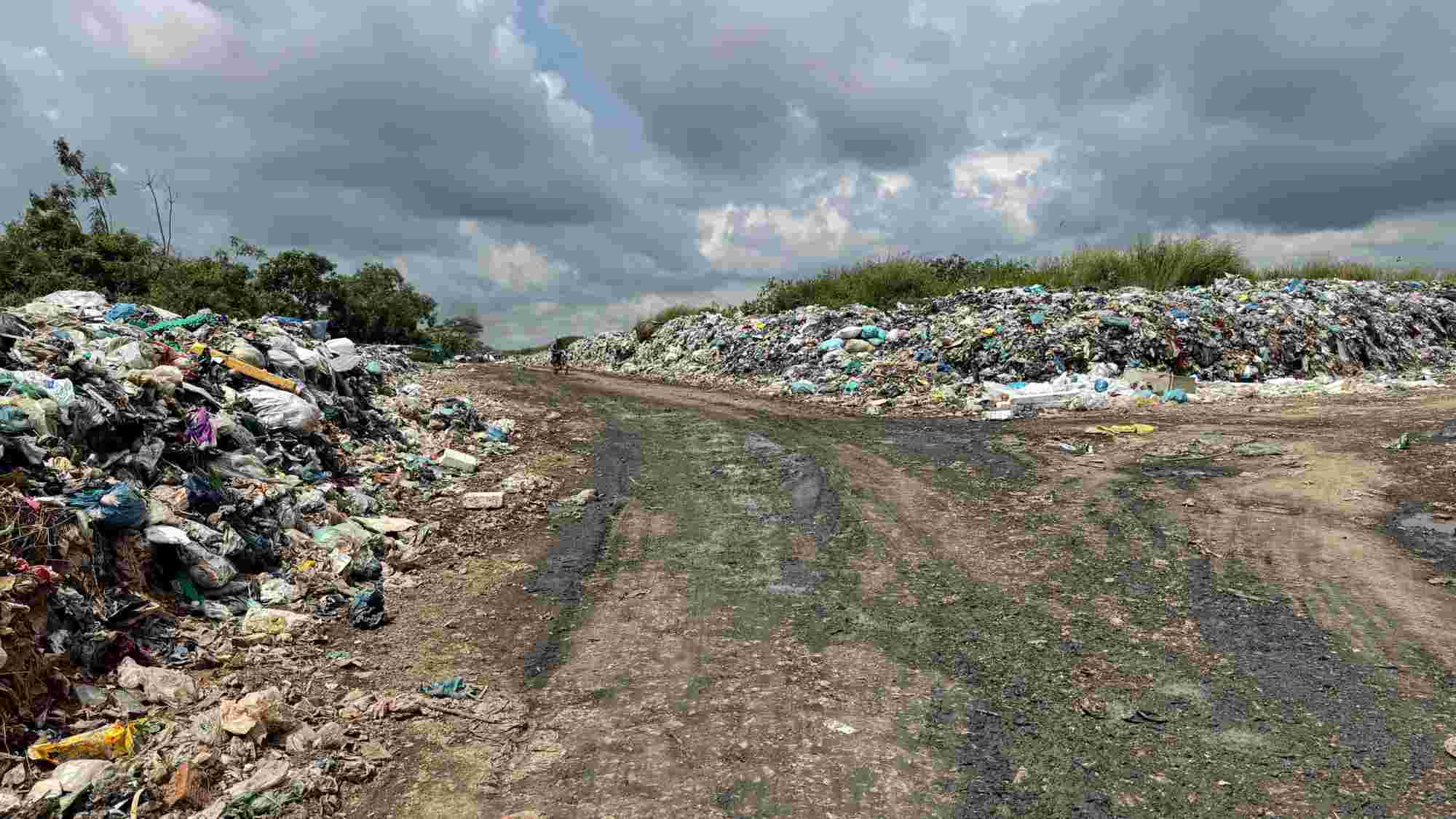 The entrance to Binh Tu landfill is full of stench. Photo: Duy Tuan