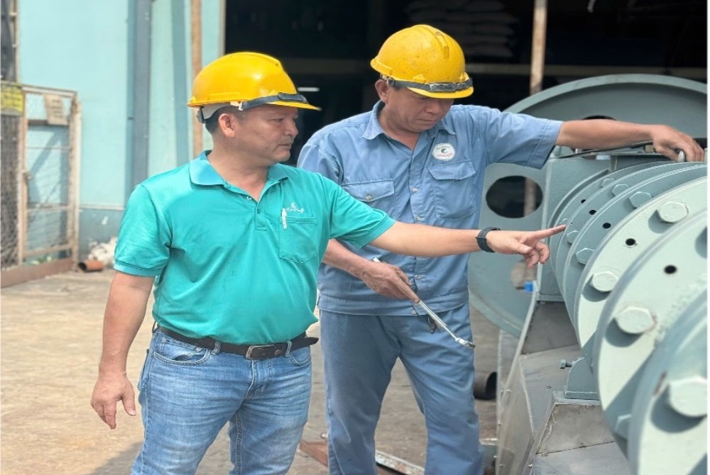Anh Nguyen Ba Chau (ao thun xanh) trao doi voi dong nghiep ve bao tri van hanh thiet bi tai Cong ty. 