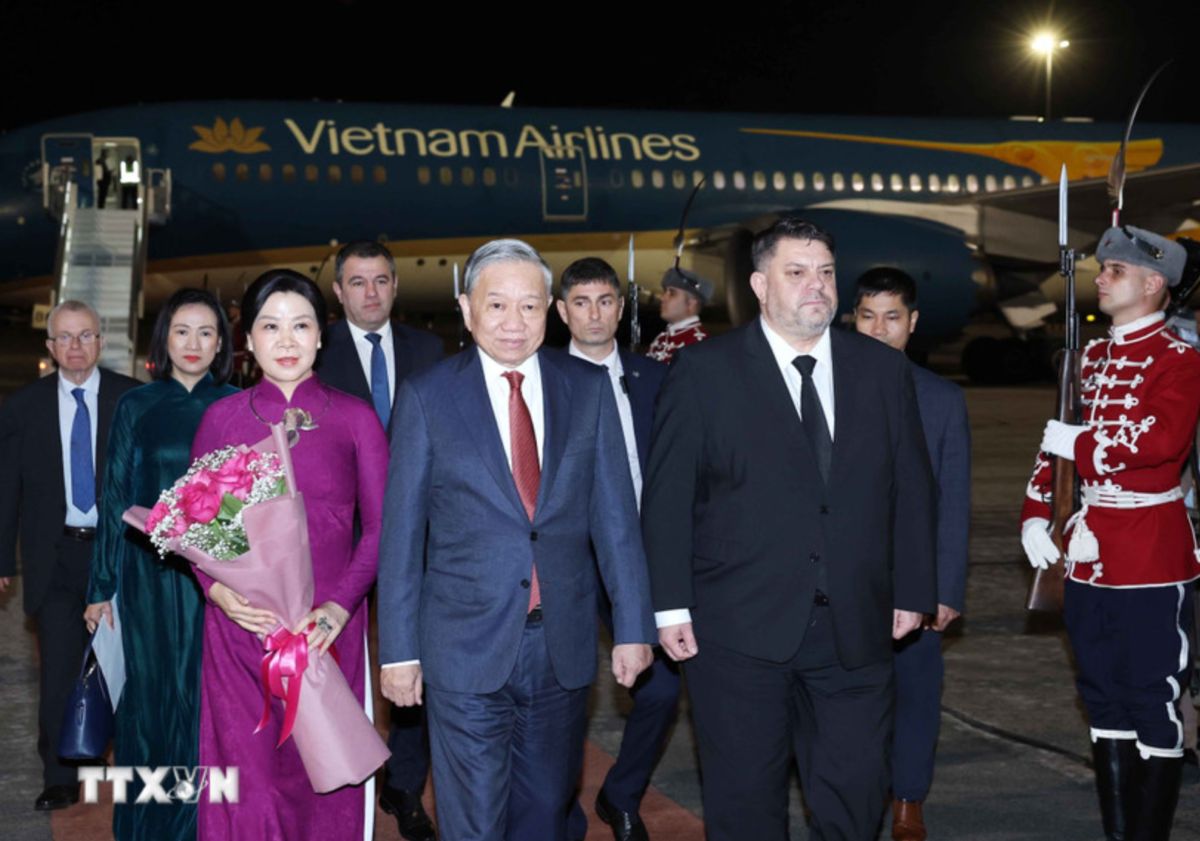Welcoming ceremony for General Secretary To Lam and his wife at Sofia International Airport, Bulgaria. Photo: VNA