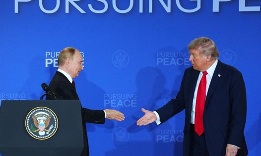 Tổng thống Nga Vladimir Putin và Tổng thống Mỹ Donald Trump gặp thượng đỉnh tại Alaska, ngày 15.8.2025. Ảnh: Xinhua