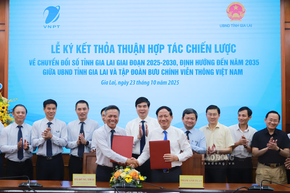 El Comite Popular Provincial de Gia Lai y VNPT Group firman un acuerdo de cooperacion estrategica. Foto: Hoai Phuong