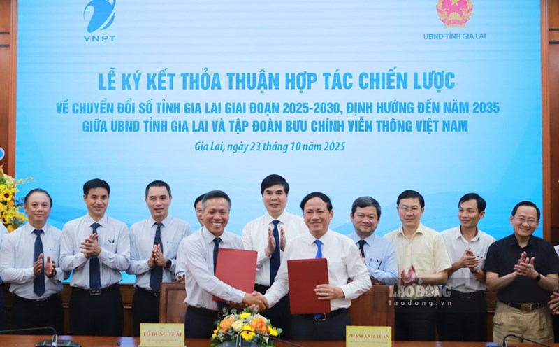 Gia Lai Provincial People's Committee and VNPT Group signed a strategic cooperation agreement. Photo: Hoai Phuong