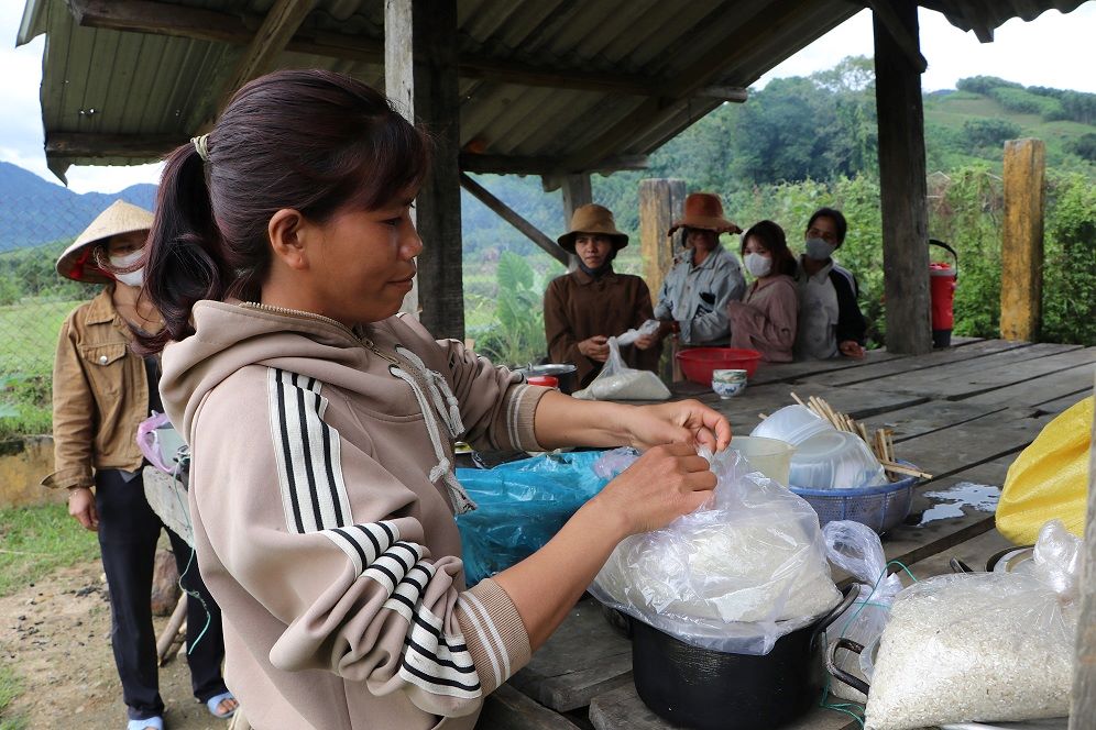 Nguoi dan xa Ba Vinh, tinh Quang Ngai - song o khu vuc co nguy co sat lo cao, chuan bi nhu yeu pham de di doi den nha van hoa ta tuc trong nhung ngay mua lu. Anh: Vien Nguyen