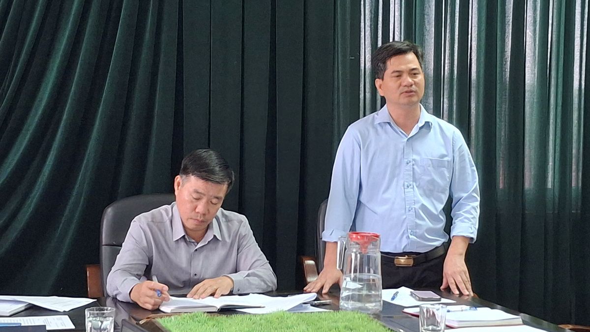 Cac dai bieu ban cac noi dung lien quan thi cong du an trong thang 10.2025. Ảnh: Cong TTDT phuong Phu Lien