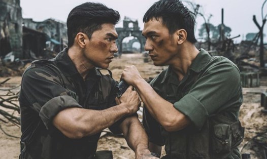 Steven Nguyễn và Đỗ Nhật Hoàng trong phim Mưa đỏ. Ảnh: Galaxy