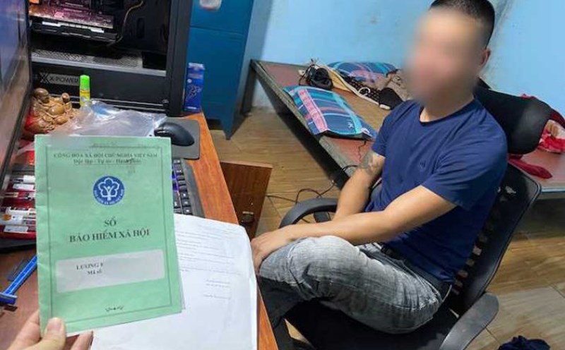 Workers are having difficulty because they cannot close their social insurance books. Photo: Duc Van