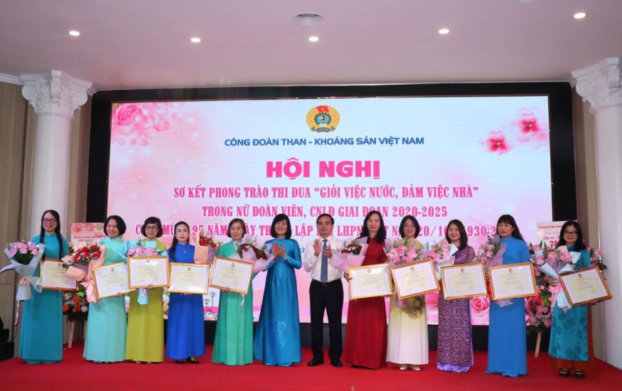 Chairman of TKV Trade Union Le Thanh Xuan presented flowers to congratulate the Group's female employees on the occasion of Vietnamese Women's Day October 20, 2025. Photo: Nguyen Hung