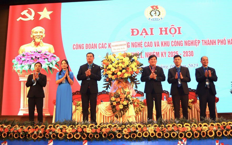 Vice President of the Vietnam General Confederation of Labor Nguyen Xuan Hung (3rd from right) on behalf of the Vietnam General Confederation of Labor congratulated the 1st Congress, term 2025-2030 of the Trade Union of Industrial Parks and Industrial Parks. Photo: Linh Nguyen