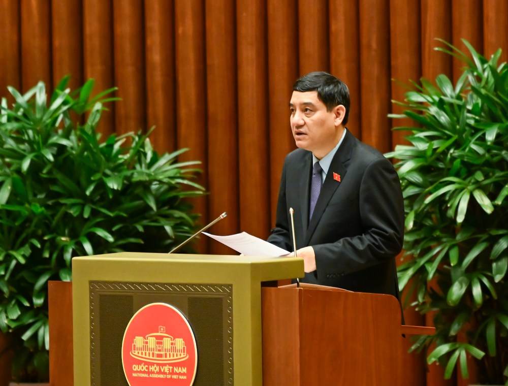 Chairman of the National Assembly's Committee on Culture and Society Nguyen Dac Vinh reviewed the draft Press Law (amended). Photo: Pham Dong