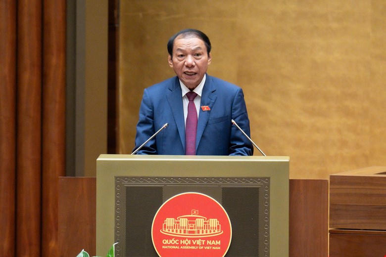 Bo truong Bo Van hoa, The thao va Du lich, Nguyen Van Hung thua uy quyen cua Thu tuong Chinh phu trinh bay To trinh du an Luat Bao chi (sua doi). Anh: Media Quoc hoi