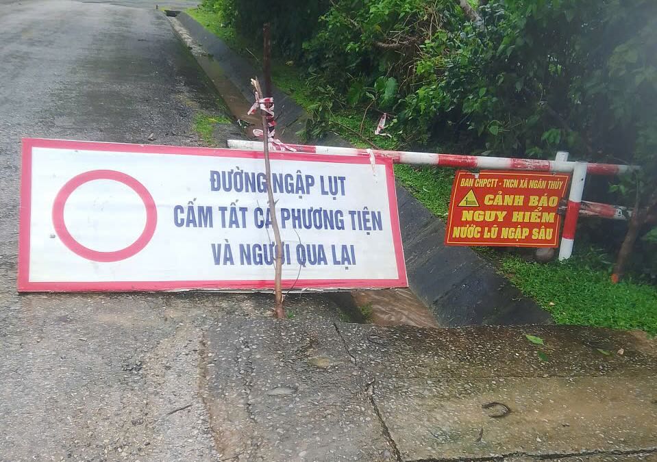 Luc luong chuc nang dung bien cam phuong tien qua lai. Anh: Thanh Duong