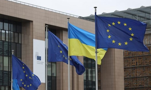 Cờ Liên minh châu Âu (EU) và cờ Ukraina tại trụ sở EU ở Brussels, Bỉ. Ảnh: Xinhua