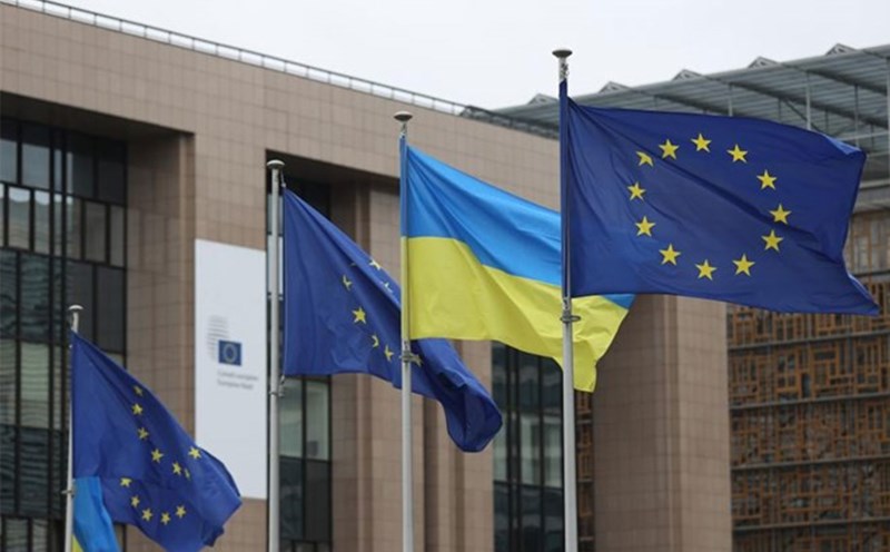 The European Union (EU) flag and the Ukrainian flag at the EU headquarters in Brussels, Belgium. Photo: Xinhua