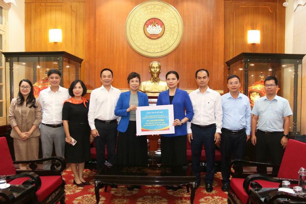 党中央委員会委員、ベトナム祖国戦線中央委員会副委員長のハ・ティ・ガーさん（右から4人目）は、ベトナム通信社から嵐と洪水の被害を受けた人々への支援を受けた。写真: ティエン・ダット