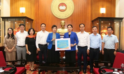 Bà Hà Thị Nga, Ủy viên Trung ương Đảng, Phó Chủ tịch Ủy ban Trung ương Mặt trận Tổ quốc Việt Nam (thứ tư từ phải sang) tiếp nhận ủng hộ đồng bào bị thiệt hại do bão lụt từ Thông tấn xã Việt Nam. Ảnh: Tiến Đạt