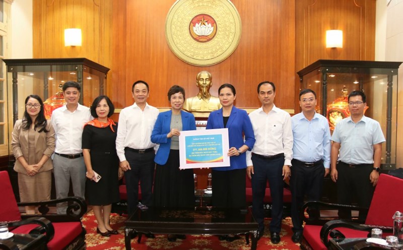 Ms. Ha Thi Nga, member of the Party Central Committee, Vice Chairwoman of the Central Committee of the Vietnam Fatherland Front (4th from right) received support for people affected by storms and floods from the Vietnam News Agency. Photo: Tien Dat