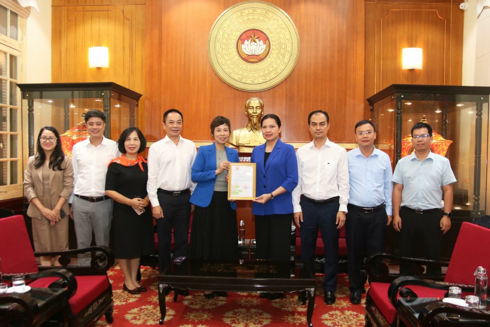 a Ha Thi Nga, Uy vien Trung uong Dang, Pho Chu tich Uy ban Trung uong Mat tran To quoc Viet Nam (thu tu tu phai sang) trao Thu cam on toi lanh dao Thong tan xa Viet Nam. Anh: Tien Dat