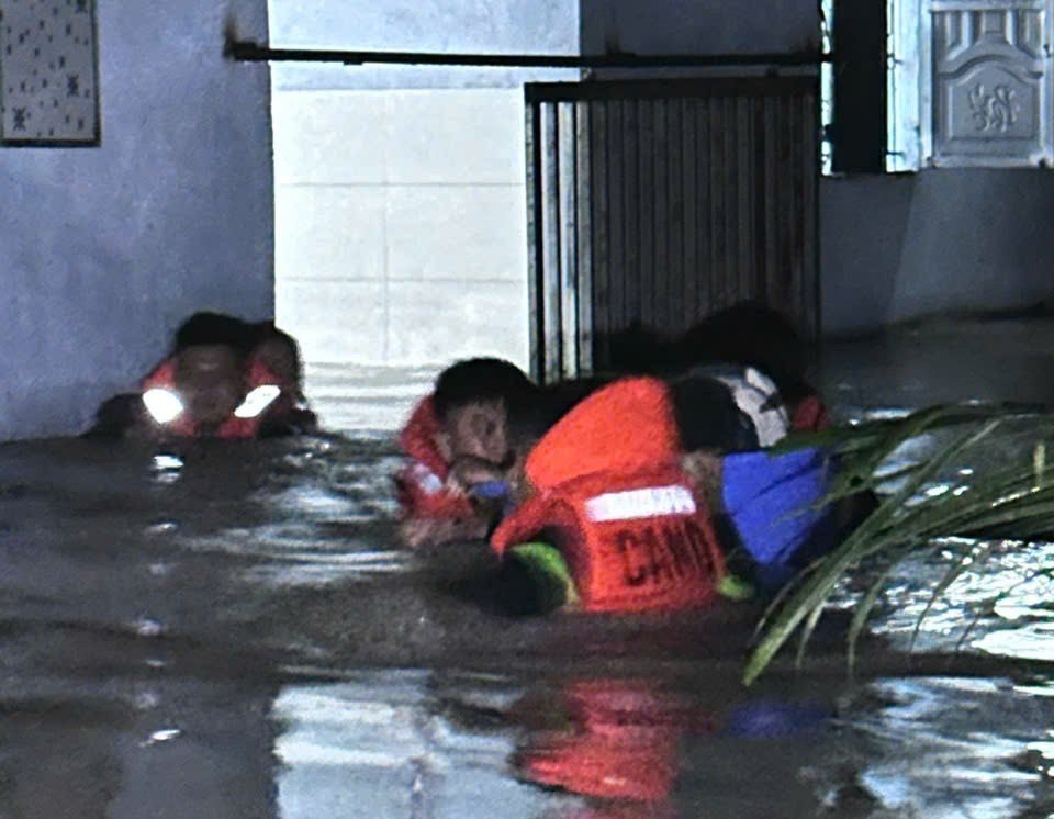 Rescue forces brought people trapped in rising floodwaters in Ben Cat, Ho Chi Minh City to safety. Photo: Provided by the authorities