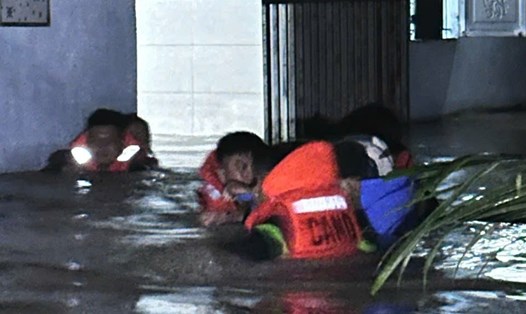 Lực lượng cứu hộ đưa người dân bị mắt kẹt trong vùng nước lũ dâng cao ở Bến Cát, TPHCM đến nơi an toàn. Ảnh: Cơ quan chức năng cung cấp