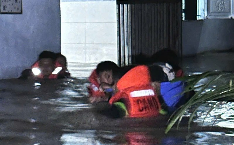 Rescue forces brought people trapped in rising floodwaters in Ben Cat, Ho Chi Minh City to safety. Photo: Provided by the authorities