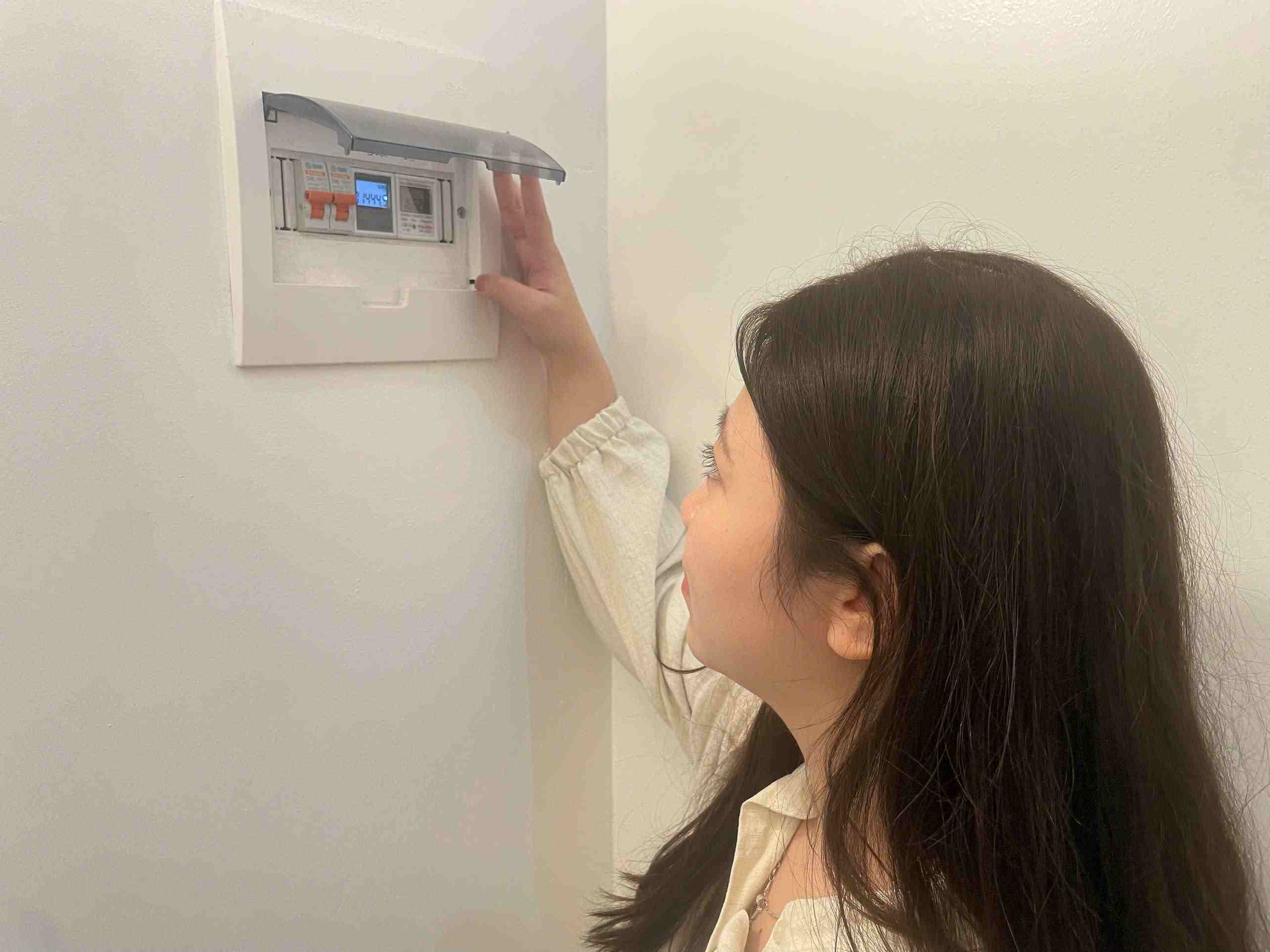 Sinh vien kiem tra so dien hang ngay. Anh: Minh Vu