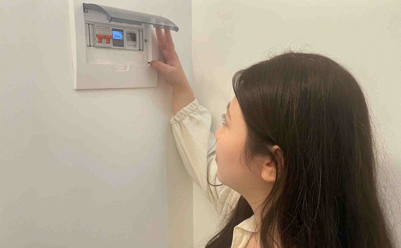 The continuous increase in electricity and water prices in rental areas and mini apartments is causing many students to struggle with the problem of limited spending. Photo: Minh Vu