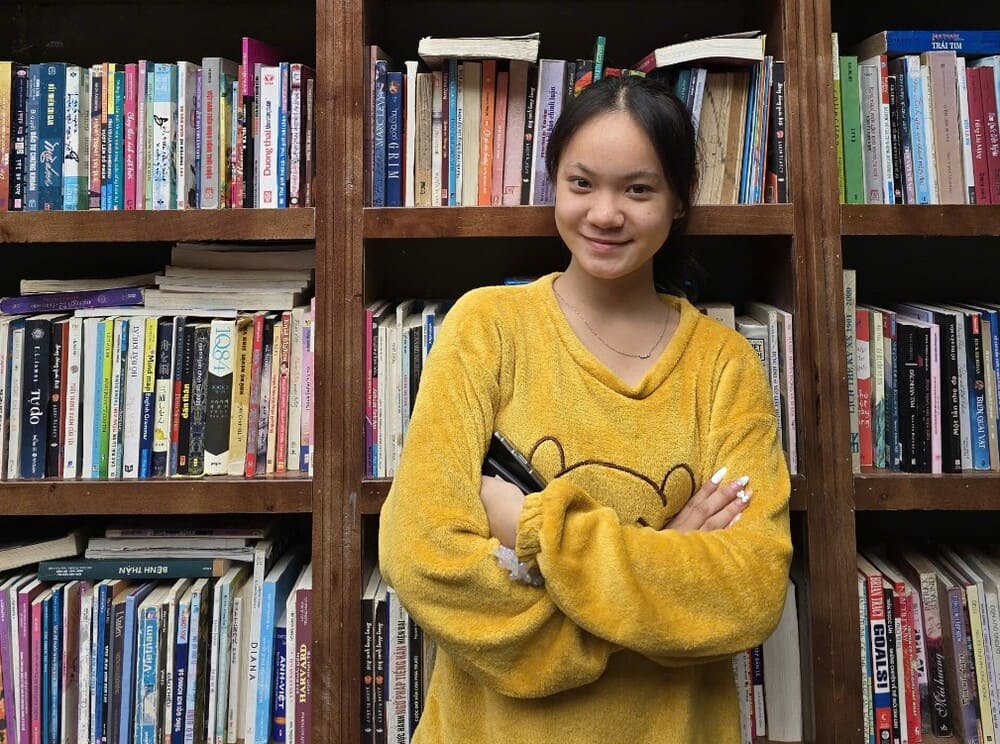 A yellow sweater will help women stand out in cold weather. Photo: Phuong Anh