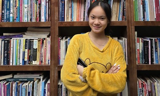 Chiếc áo sweater gam màu vàng sẽ giúp các chị em trở nên nổi bật trong thời tiết se lạnh. Ảnh: Phương Anh