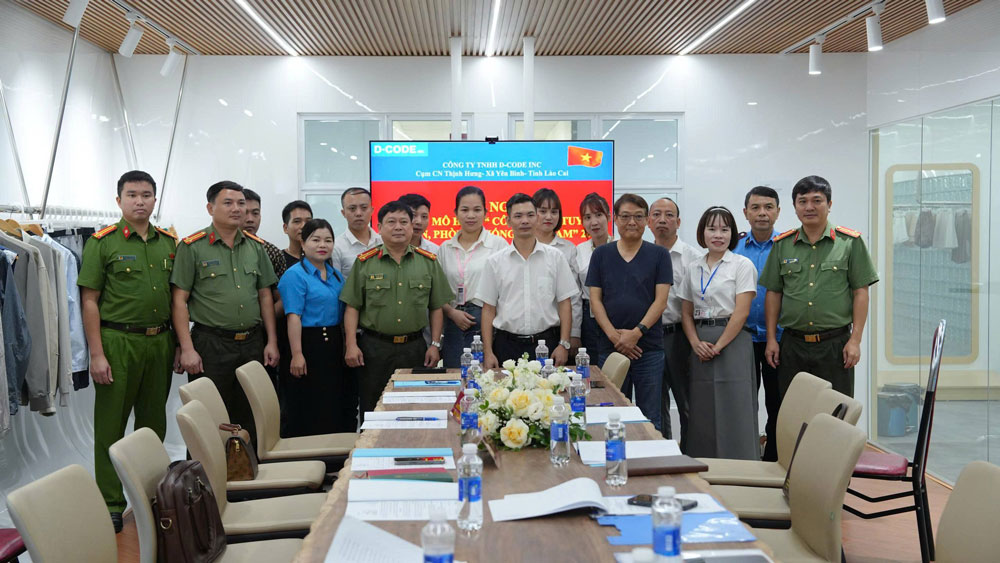 Buoi ra mat mo hinh “Cong nhan tuyen truyen phong, chong toi pham” tai Cong ty trach nhiem huu han D-CODE INC