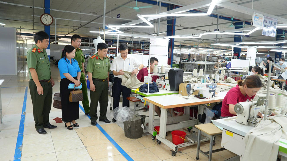 Phong An ninh kinh te Cong an tinh Lao Cai tang cuong cong tac kiem tra, nam tinh hinh tai cac co so kinh doanh, san xuat. Anh: Giang Luong