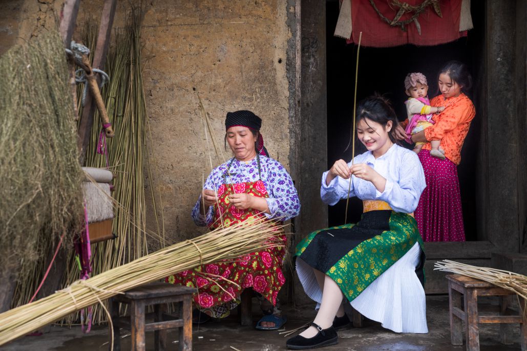 Nguoi dan Then Pa van giu nep sinh hoat truyen thong: Lam nuong, chan nuoi, det vai. Su hien dai chi len loi nhe nhang nhung khong lam phai nhoa ban sac. Truoc hien nha, chi Ho Thi May - con dau ong Vang Chia Ly, mot trong 11 ho lam du lich cua thon - cung me chong van cam cui voi cong viec quen thuoc. Anh: Hai Nguyen