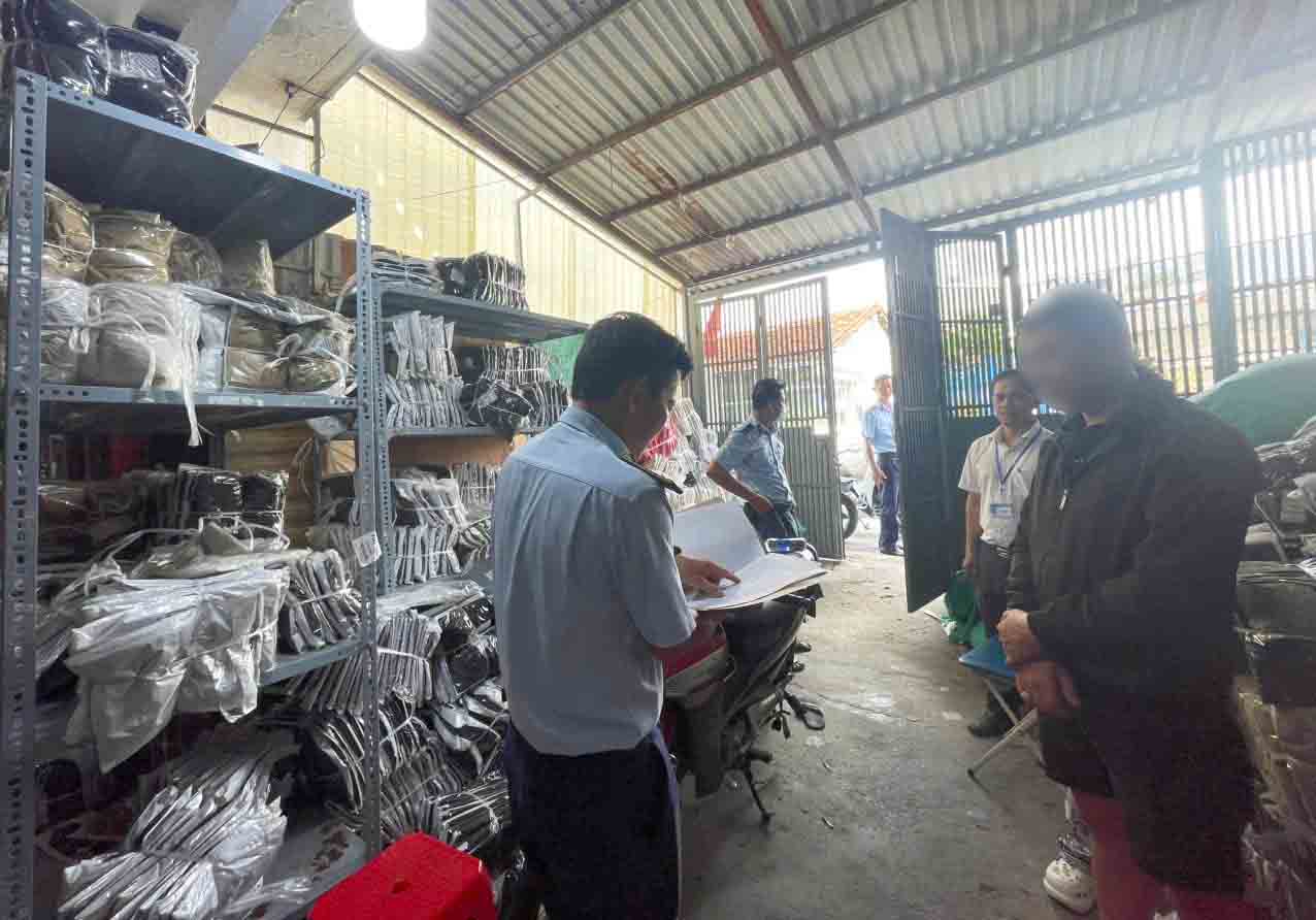 Doi Quan ly thi truong so 13 kiem tra, tam giu luong lon san pham khong ro nguon goc, xuat xu, khong hoa don chung tu. Anh: Chi cuc Quan ly thi truong TPHCM