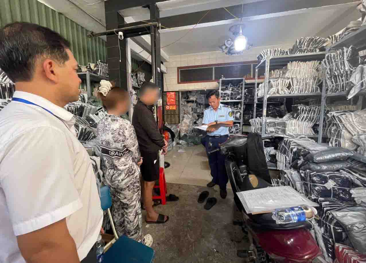 El Equipo de Gestion del Mercado No. 13 inspecciona hogares de negocios en la comuna de Ba Diem. Foto: Subdireccion de Gestion del Mercado de la ciudad de Ho Chi Minh