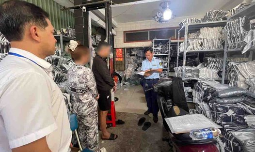 Đội Quản lý thị trường số 13 kiểm tra hộ kinh doanh trên địa bàn xã Bà Điểm. Ảnh: Chi cục Quản lý thị trường TPHCM