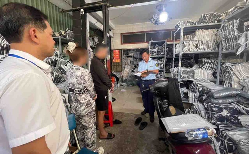 Market Management Team No. 13 inspects a business household in Ba Diem commune. Photo: Ho Chi Minh City Market Management Department