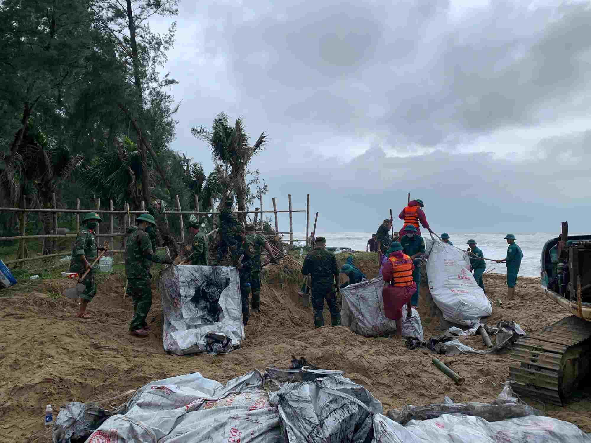 High tides, combined with easterly winds, cause big waves, threatening the coast of Hoi An and Da Nang. Photo: Thanh Huyen