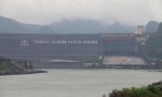 Thủy điện Hòa Bình đóng cửa xả đáy, nhằm ổn định dòng chảy hạ du. Ảnh: Yên San