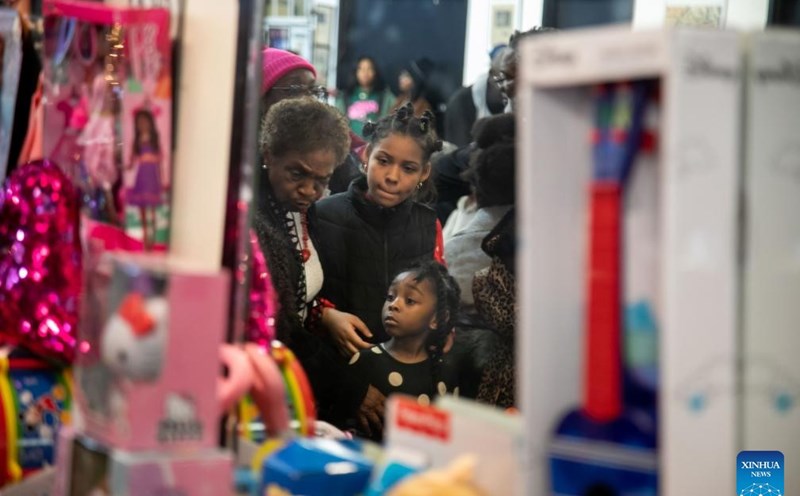 Raising children has never been easy, especially for a large family in New York City, USA. Photo: Xinhua