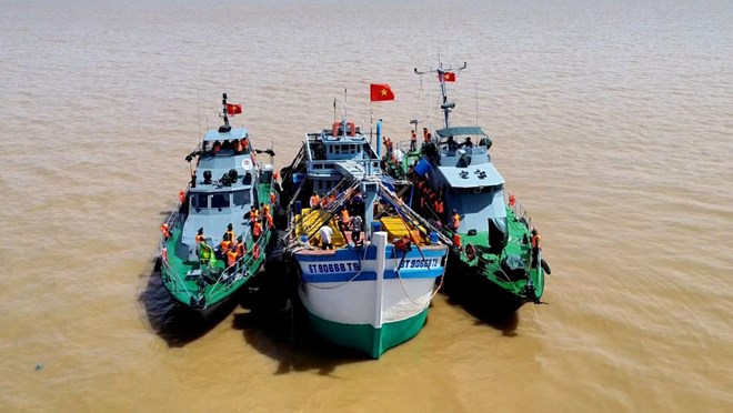 Can Tho City Border Guard force inspects and supervises fishing vessels at sea. Photo: Van Long