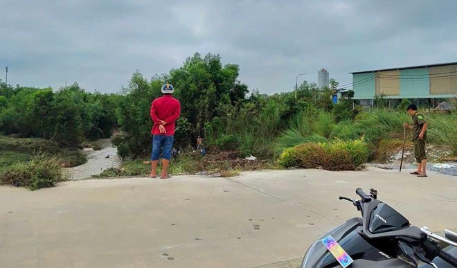 Căn nhà bị sạt lở trong đêm, đang tìm kiếm bà cụ nghi bị nước cuốn mất tích ở TPHCM