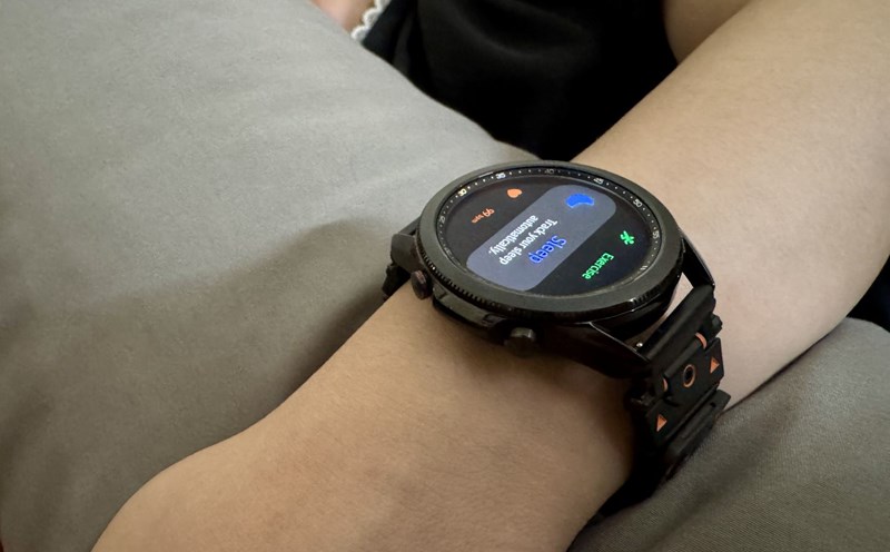 Smartwatches are very popular because they can help users track health indicators. Photo: Anh Vu