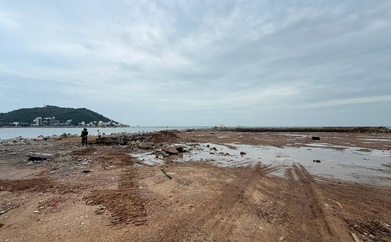 Ho Chi Minh City Police initiated a case and temporarily detained the General Director of Vung Tau Cable Tourism Joint Stock Company for illegally dumping more than 15,000 tons of construction waste to fill the sea. Photo: Anh Tu.