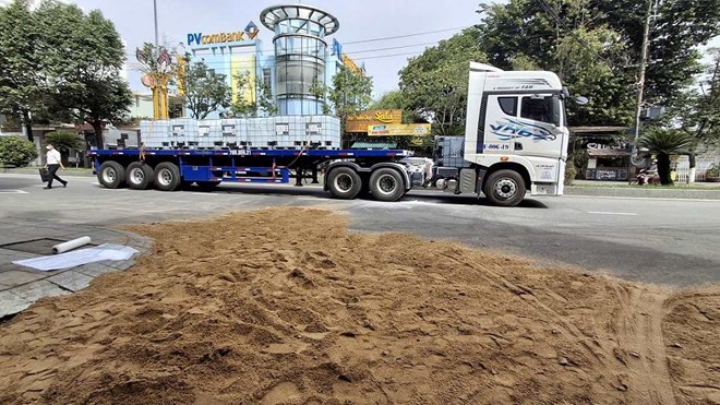 Ba thùng hóa chất đổ ra đường ở Quảng Ngãi là hóa chất nguy hiểm