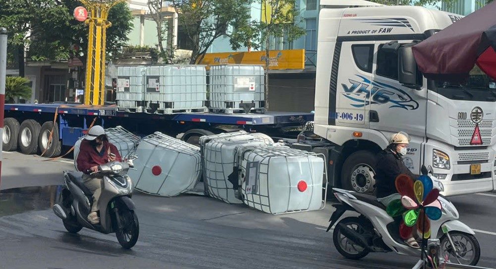 Quang Ngai Provincial Police arrived at the scene to direct traffic and handle the incident. Photo: Nguyen Thanh