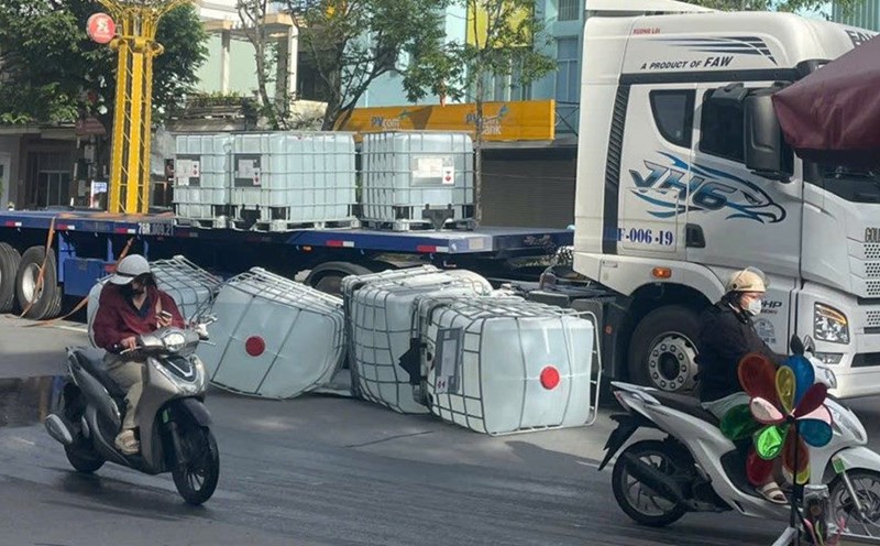 Quang Ngai Provincial Police arrived at the scene to direct traffic and handle the incident. Photo: Nguyen Thanh