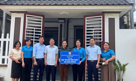 LĐLĐ tỉnh Sơn La tổ chức bàn giao 4 căn nhà Mái ấm Công đoàn cho đoàn viên khó khăn về nhà ở. Ảnh: LĐLĐ tỉnh Sơn La