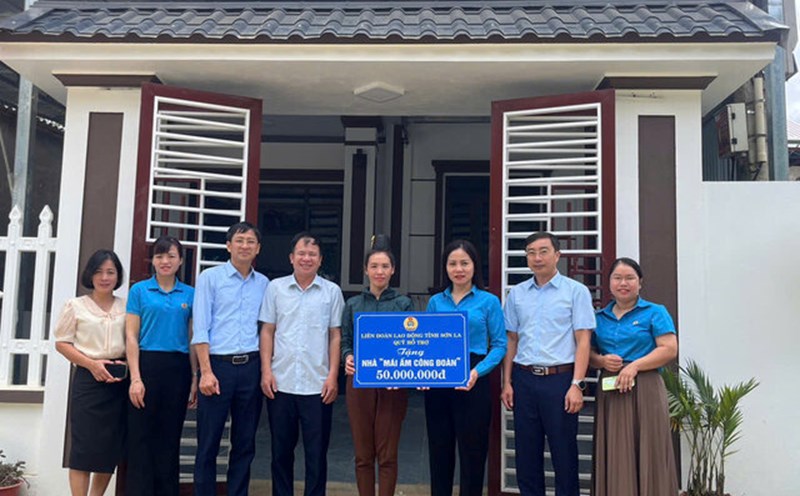 The Son La Provincial Federation of Labor organized the handover of 4 Trade Union Shelters to union members with housing difficulties. Photo: Son La Provincial Federation of Labor