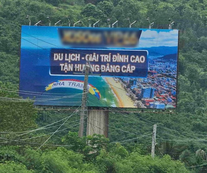 カインホアを通過する高速道路1号線にオンライン賭博の看板が現れた。写真：胡龍