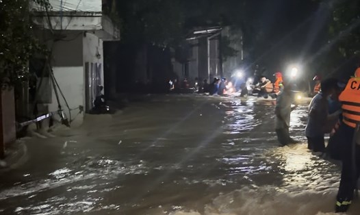 Nước dâng cao, cả trăm người mắc kẹt ở TPHCM được giải cứu trong đêm