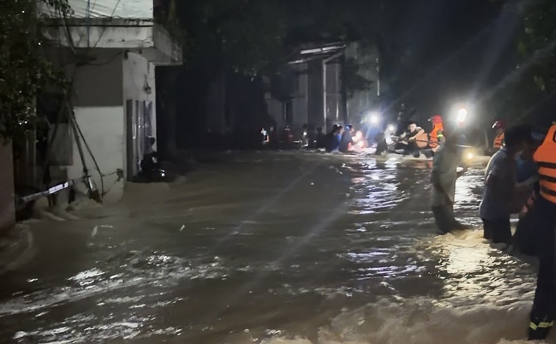 Rising water, hundreds of people trapped in Ho Chi Minh City were rescued at night